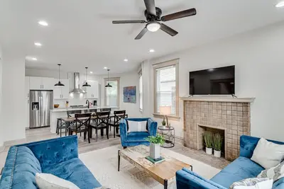 Image de Roomy, Comfy, and Convenient Historical Home