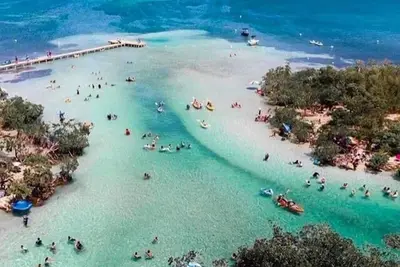 Image de 5 Miles San Juan AiRpOrT & Isla Verde Beach Sleeps 13 guest - Watch Video -