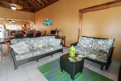 Image de YanceyLargo-6br Two-Story Estate w/Mountain Views by RedAwning