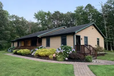 Image de Perfect getaway for large families who love the woods and beach! !