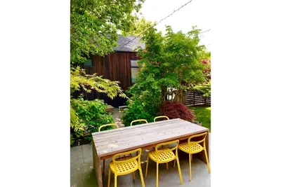 Bright Madison Valley Guest House