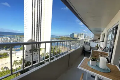 Image de 25% Off Monthly Stays! Top-Floor Waikiki Retreat -Ocean Views + Parking