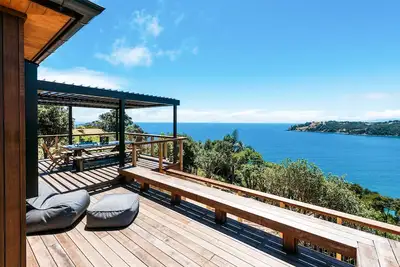 Image de Designer living with stunning views across the bay, a spa and coast walks.