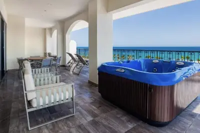 Image de 4 Br Waterfront Villa La Valencia - Sleeps 12: other size suites available