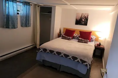 Image de Lower level apt 6ft high close to hwy netflix wifi