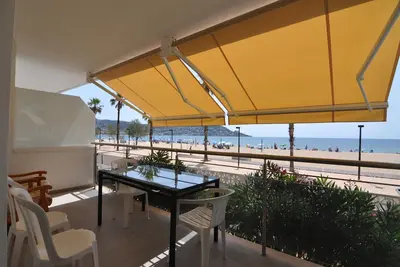 Image de Charmant Appartement à Roses : 2 Chambres, Capacité 5 Personnes, et Vue sur Mer en Bord de Plage