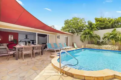 Image de Large Villa w/Private Pool! Great Location + Free Utilities