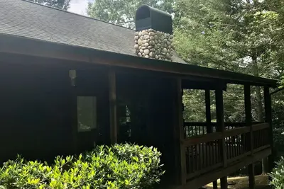 Image de Escape to Your Private Getaway at Tucked Away Cabin in Beautiful Sky Harbor!