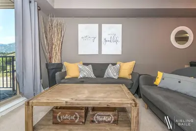 Image de Contemporary | Cozy | Pool | Hot Tub | Lake Front