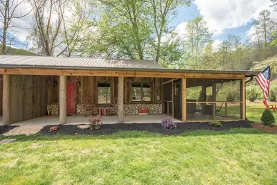 Image de Rustic, One Bedroom Cabin, Starlink Wi-Fi, Hot Tub, Firepit