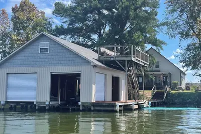 Image de Lakefront Lifestyle you've been dreaming of awaits in this waterfront community.
