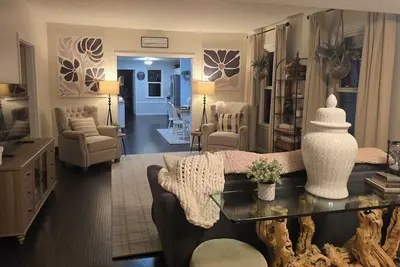 Image de Cozy Centrally Located Gem-King, Hot Tub, Pets Ok, Shops & 15 Mins to Lake Erie