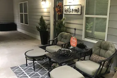 Image de Luxury Five Points Cottage Overlooking Pond