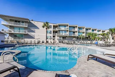 Image de 2 Heated Pools, Beach Bar/Kitchen - Beachfront Condo