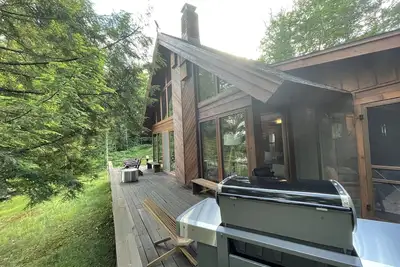 Image de Luxurious Waterfront with Mountain Views