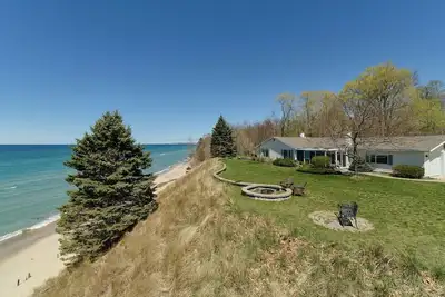 Image de Private Beach & Stairs, Year-Round Hot Tub, & Unmatched Views of Lake Michigan!