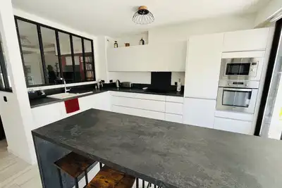 Image de T3 rénové et climatisé 85m2, terrasse 30m2, parking, piscine, proche des plages