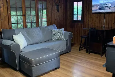 Image de Cozy cabin, lake view, screened porch, 100 steps to the areas best beach.
