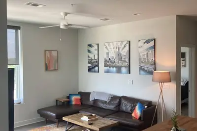 Image de Modern 2br/2ba condo w/ pool - Walk to downtown!