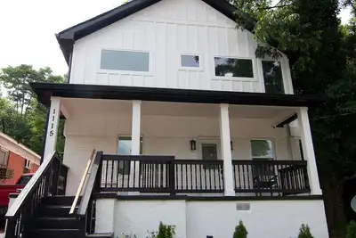 Image de Newly Renovated House near Beltline & Park!