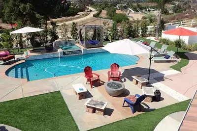 Image de 2-bedrooms in serene resort-style pool oasis