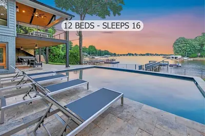 Image de Lakeshore Adrift - Exclusive Lakefront Home w/Heated Pool & Custom Bunks