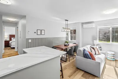 Image de Peaks & Comfort- hot tub, free parking, King bed, Ac, 2br, sleeps 8