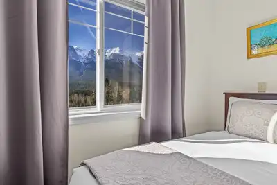 Image de Mountain Hideaway- hot tub, free parking, view, 2br, sleeps 8 -B212