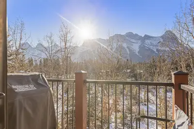 Image de Quiet Corner- downtown, free parking, view, 2br, sleeps 7 -C303