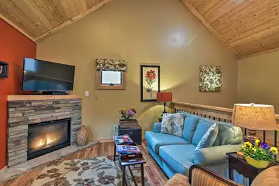 Chantarelle Cabin w/Hot Tub, Fireplace - Near Asheville!