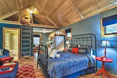 Dog-Friendly Weaverville Cabin Hot Tub & Fireplace