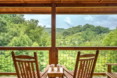 Image de Game Room with Pool Table and Arcade. Theater room. Private Hot tub.