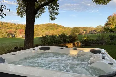 Image de Inviting Home with Stunning Golf Course View - Fireplace, Hot Tub & Fire Pit