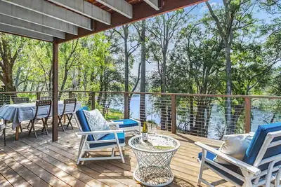 Image de Come and Hideaway in our Riverside Retreat