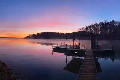 Image de Lakefront gem on quiet Hartwell cove with private dock (sleeps 10-12)