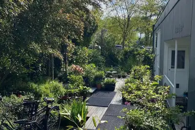 Image de Houseboat with private studio near downtown and Rai in the middle of urban greenery