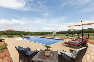 Image de Holy Cow Farms a large modern Farm House. 11 miles from Tryon Tiec. Pool & HotTub