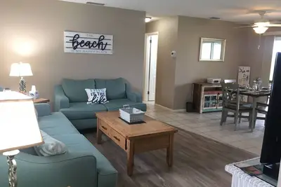 Image de Comfy home w/ screened in lanai, near golf, shops, 5 miles to beautiful beaches!