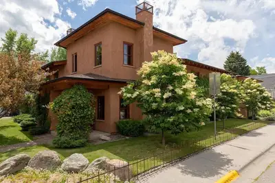 Image de This deluxe colonial 4--bedroom home offers the best of Bozeman!