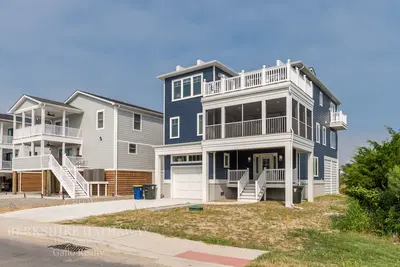 Image de 480 E Market Street - New Construction with Elevator - Close to beach & town