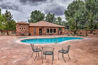 Image de ~Tranquility Trails~\nHiking Poles♡Pool&Hot Tub♡Comfy King Bed♡90+ Amenities!