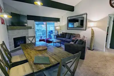 Image de Les spas de luxe 2br Condo w / Free Skieur navette, piscine chauffée, : Bc Ouest # O-2