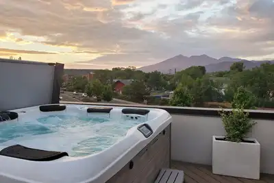 Image de \"The Juniper Roost\"-Gathering Tree's 6 Boutique Suites w/banquet hall, hot tub.