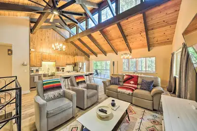 Image de Pine Mountain Cabin w/ Hot Tub, 2 Mins to Marina!