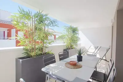 Image de Superbe 2 pièces avec Wifi, clim, parking et terrasse!