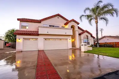 Image de Exceptional Custom Spacious Camarillo Home