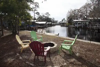 Image de Everything you need for a wonderful stay, deep fresh water canal in Suwannee.