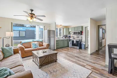 Image de Downtown condo near the beach with electric fireplace & WiFi in a great location