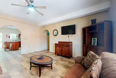 Image de Spacious Island Getaway Near the Beach W/ Free WiFi, Ocean Views & Full Kitchen