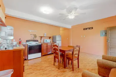 Image de Ocean-view island gem with balcony & beach access nearby